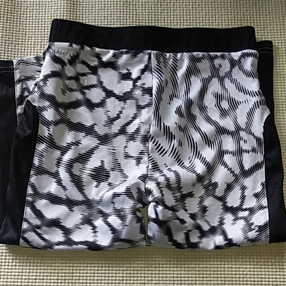 Jordan Dri- Fit Capri Leggings Size M (girls) - Picture 5 of 12